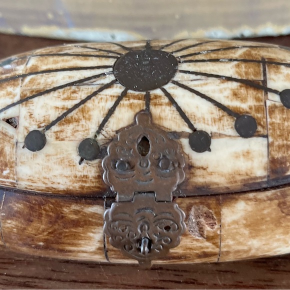 Ivory covered wood oval artesanal box - Picture 2 of 6